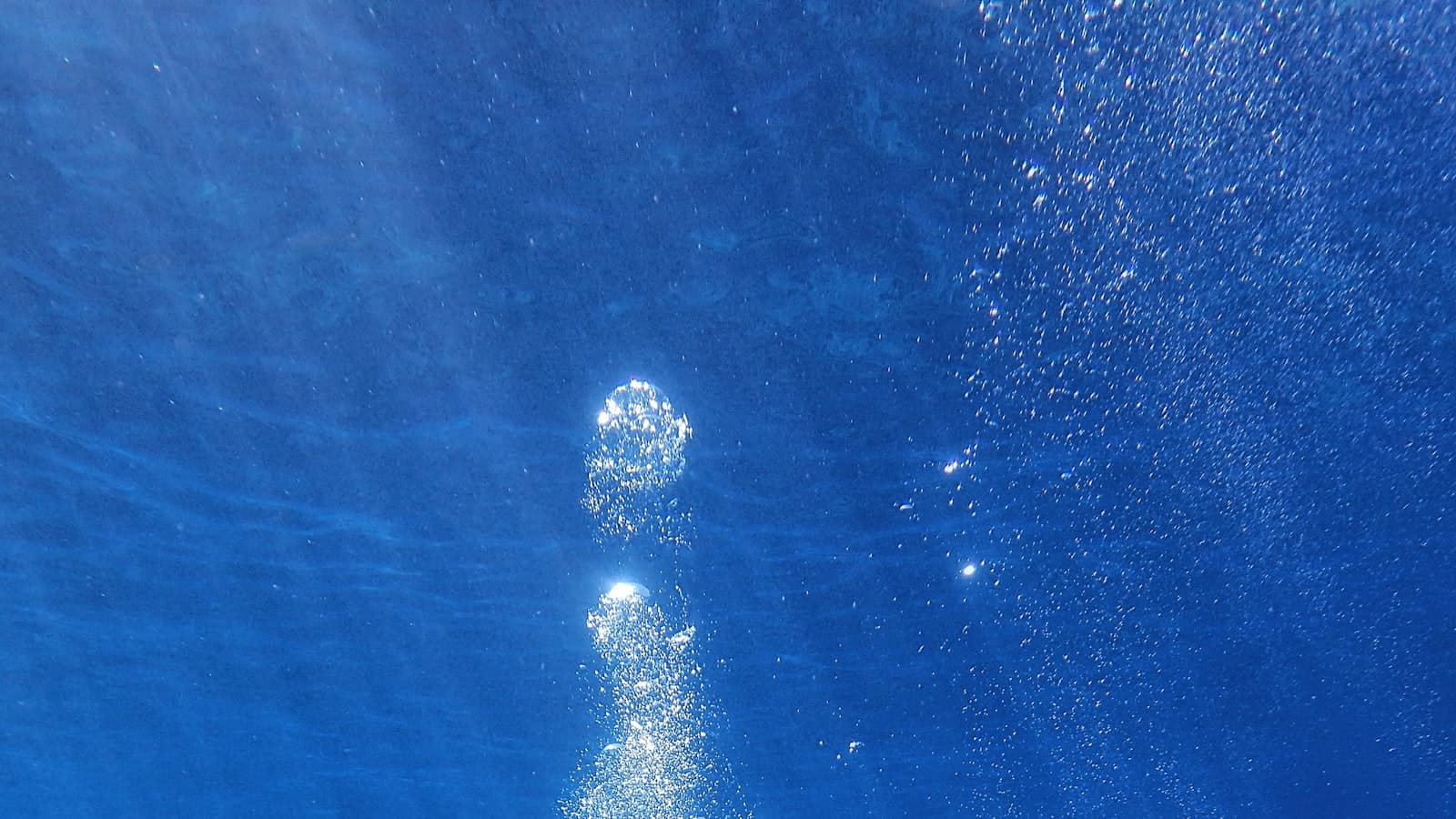 青い海中で立ち上る気泡の柱