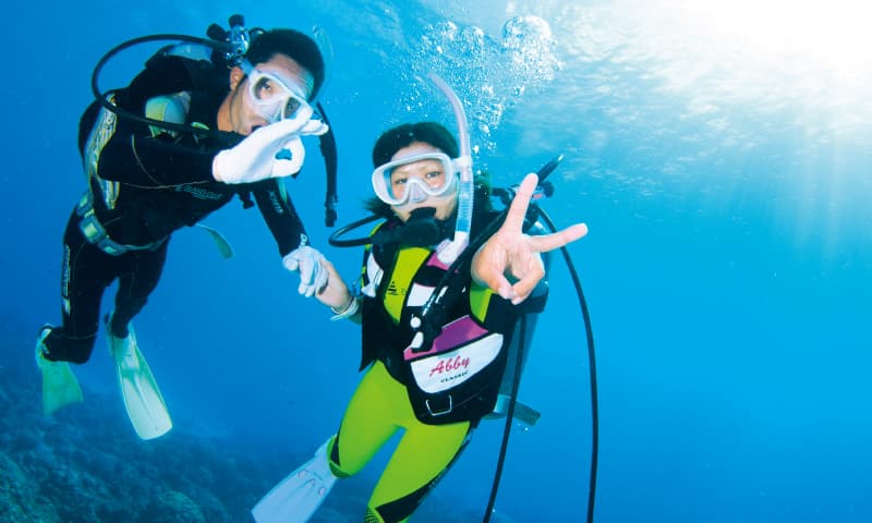 青の洞窟で体験ダイビングを楽しむゲスト