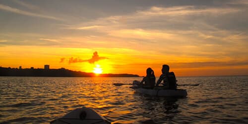 夕日の海で楽しむシーカヤック