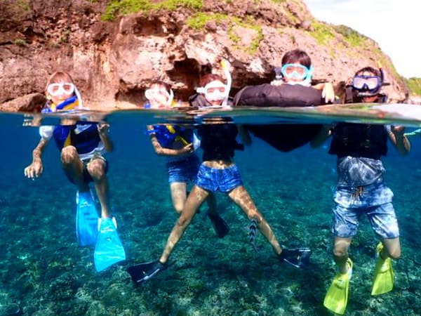 【恩納村】75歳まで参加OKのガイド貸切プラン 青の洞窟ボートシュノーケル GoPro撮影データ付き★家族3世帯参加でお得!!3世帯割 3